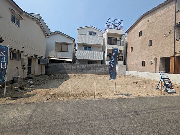 【現地写真】
採光を確保しやすい南道路に面した区画です。機能的な設備と豊富な収納を備えた暮らしやすい間取りに、1台分のガレージを採用(車種による)。豊かなカーライフも満喫可能です。