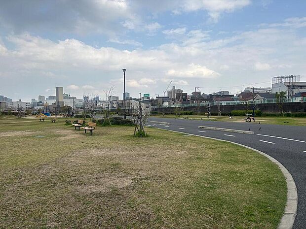 正蓮寺川公園まで約750m 徒歩10分。オブジェが設置され、アートプロジェクトなども行われる大型公園です。芝生広場、自動車専用レーンなどが備わっています。