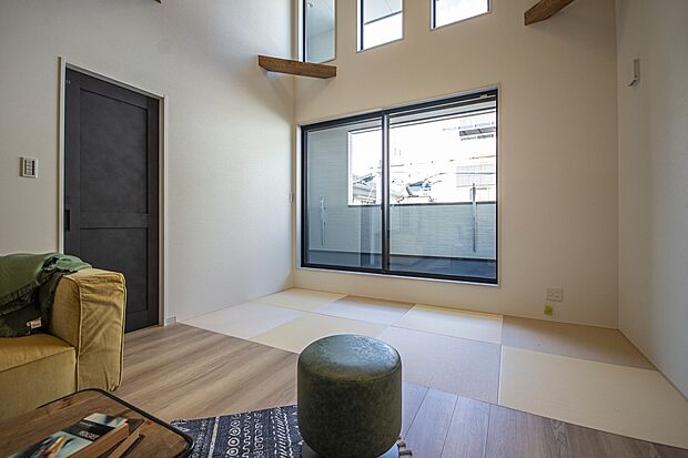 【本分譲地に建築可能な建物プラン例】
リビング横に天井が高くて明るく開放的な畳コーナーを設けました。お子様の遊びやお昼寝のスペースに◎《分譲地外:建物面積101.79m2、建物価格2126万円》