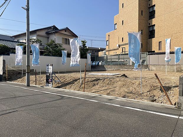 【現地写真】
阪急宝塚本線「豊中」駅まで徒歩13分。24坪超の自由設計対応分譲地、全2区画が誕生。教育施設や公園が徒歩6分圏内の住環境で、子育て世帯におすすめのロケーションです。