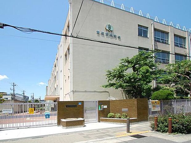 【高殿南小学校】
徒歩7分(約550m)。教育目標は「人権尊重の精神に徹し、情緒豊かな実践力のある児童の育成を推進する」です。HPにて、行事予定や学校生活の様子などを閲覧できます。