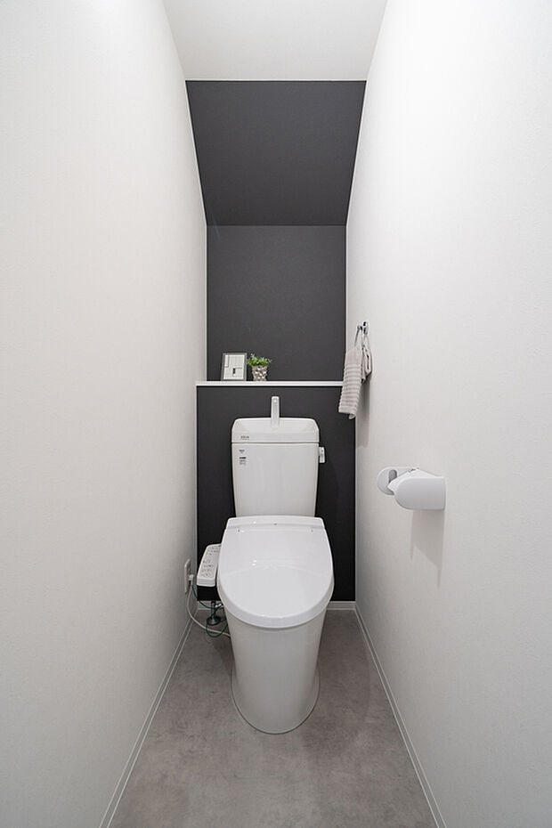 【【4号地・1Fトイレ】】各階にトイレを備えています。朝の支度時や来客時など、タイミングが重なっても気兼ねなく使えます。