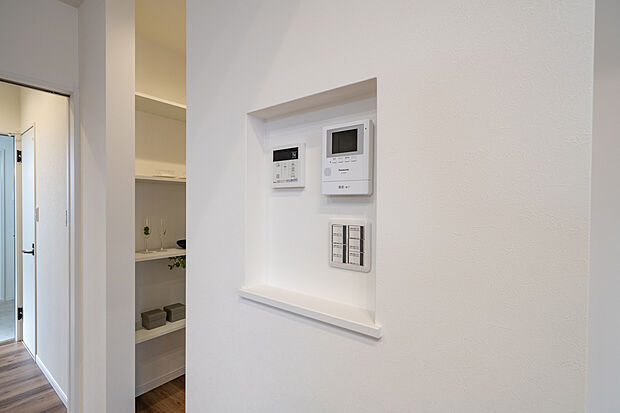 【【4号地・リモコンニッチ】】LDKにリモコンやスイッチなどをまとめたリモコンニッチを設けています。ご家族みなさまが使いやすい位置にあります。