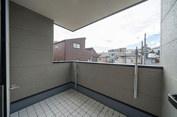 【【4号地・バルコニー】】サニタリースペースから直接出入りできるバルコニー。南向きの日差しを活用して、洗濯物や寝具をすっきりと干すことができます。