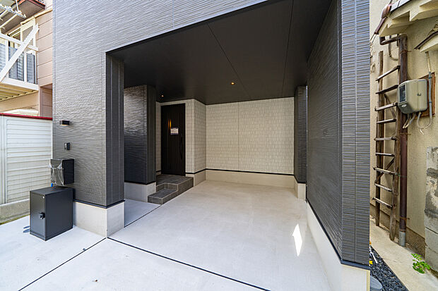 【【インナーガレージ】】1台分のインナーガレージ付き(車種による)。玄関と直接繋がっているので、雨の日の乗り降りもスムーズです。自転車やバイク置き場としても◎