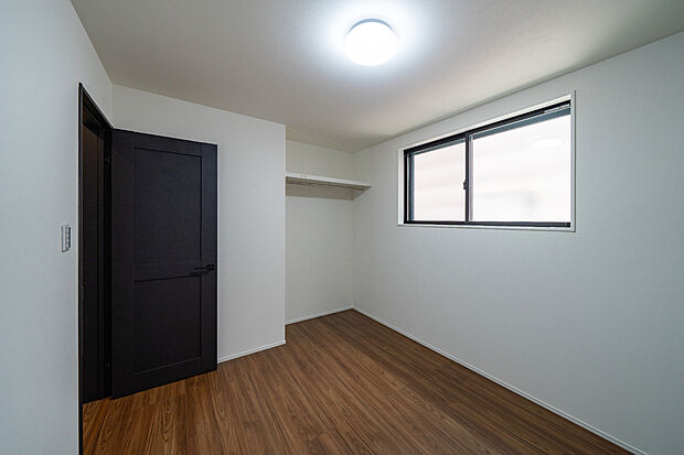 【【1階洋室/約5.6帖】】1階に位置する独立性の高い洋室です。ハンガーパイプ・枕棚付きのオープン収納が備わっており、衣類や小物類など、身の回りの物を収納いただけます。