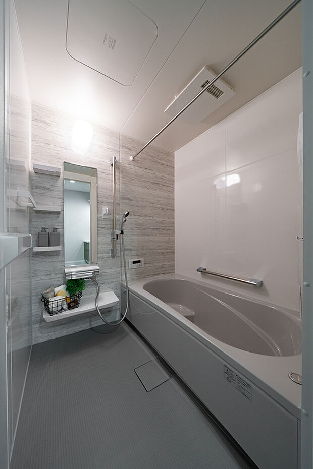 【【浴室】】落ち着いた雰囲気の浴室です。バスタブに足を伸ばし、1日の疲れを癒すことができます。浴室乾燥機＆ハンガーパイプ付きで、天候や時間帯に関係なく、洗濯物を気持ちよく乾かせます。