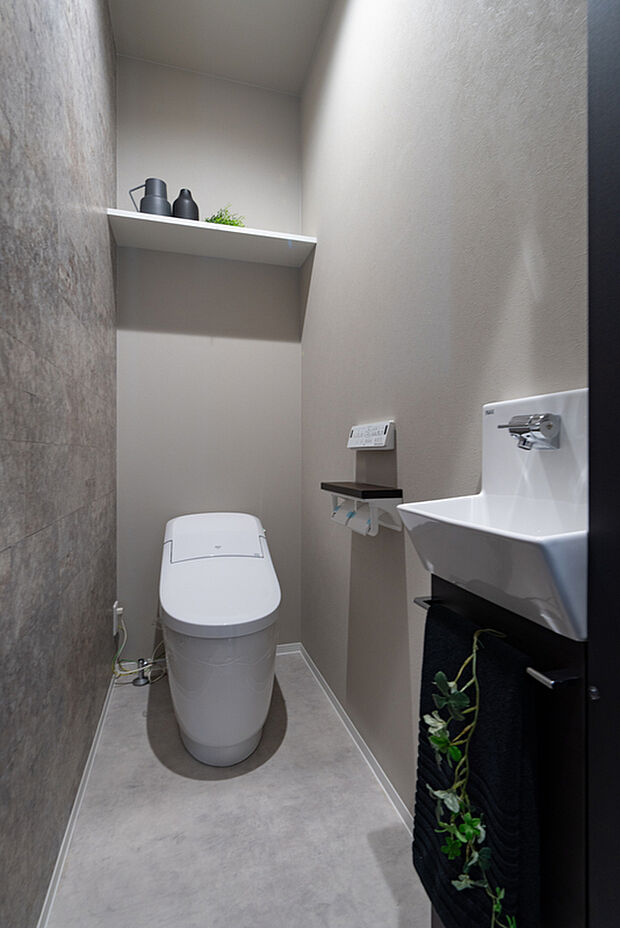 【【温水洗浄便座付きトイレ】】スタイリッシュでお手入れがしやすいタンクレストイレです。年間を通して快適に使用できる、温水洗浄便座付き◎独立した手洗い器を設置しています。