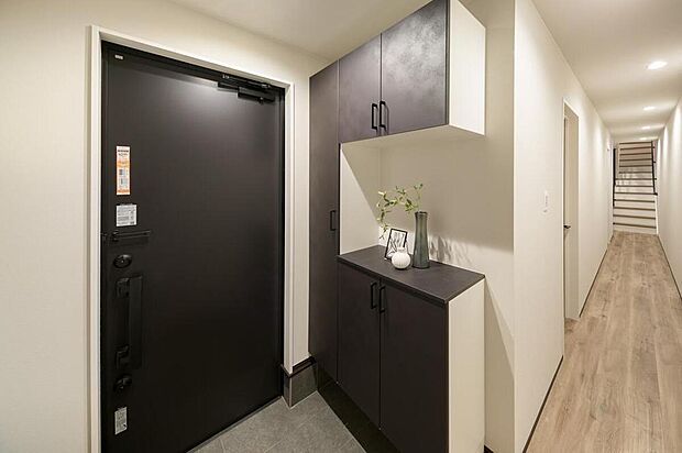 【【玄関】】コの字型のシューズボックスには、長靴など丈の長い靴も収納可能。カウンター部分には季節の花や小物を飾ることができ、玄関の雰囲気を彩る演出としても活用できます。