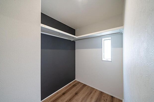 【【本分譲地に建築可能な建物プラン例】】広々としたウォークインクローゼットを設け、空間を有効活用しました。収納家具を最小限にし、住空間を広く使えます。《建物面積114.20m2、建物価格1951万円》