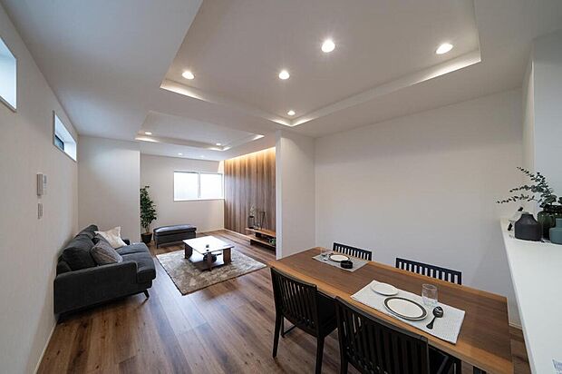 【【本分譲地に建築可能な建物プラン例】】折り上げ天井とダウンライトの組み合わせが、奥行きと立体感を与え、より開放感あふれる空間に仕上げています。《建物面積114.20m2、建物価格1951万円》