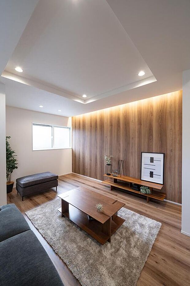 【【本分譲地に建築可能な建物プラン例】】リビングの壁面には間接照明を設置。柔らかな光が空間を優しく照らすことで、ゆったりと寛げる空間を演出しています。《建物面積114.20m2、建物価格1951万円》