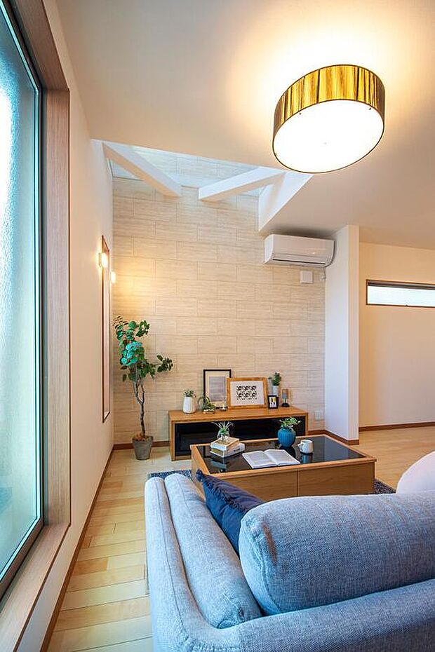 【【本分譲地に建築可能な建物プラン例】】LDKの南側に吹き抜けを設けました。明るく開放感のある空間で、充実した家族団らんの時間を楽しんでいただけます。《分譲地外:建物面積105.08m2、建物価格1795万円》