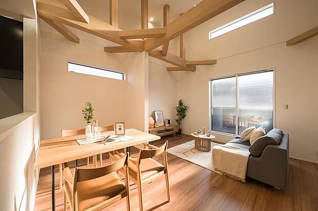 【【LDK/1号地コンセプトハウス】】2階LDKは3面採光。天井の高さを活かし、様々な高さに窓を設け、より陽光が差し込みやすい空間に仕上げました。明るいリビングでご家族団らんのひと時をお過ごしいただけま