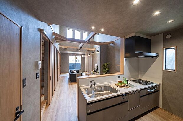 【【本分譲地に建築可能な建物プラン例】】吹抜天井からたっぷりと自然光が注ぐ明るいキッチン周り。視線が一直線に抜ける開放的な住まいです。《分譲地外:建物面積95.28m2、建物価格1628万円》