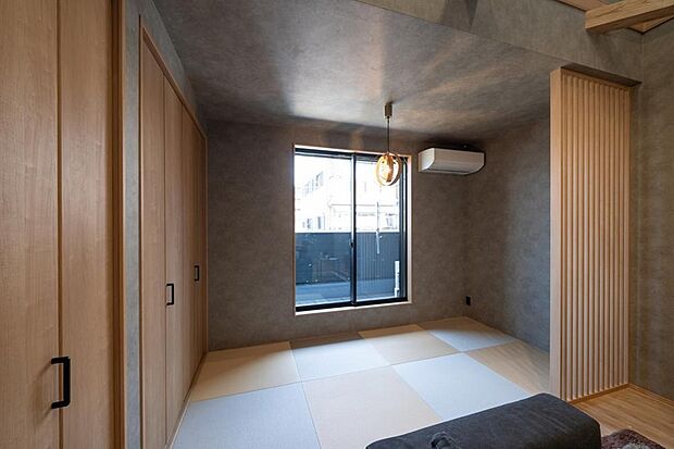 【【本分譲地に建築可能な建物プラン例】】LDKの一角には琉球風畳を施しました。木格子でゆるくゾーニングすることで、空間にメリハリを演出しています。《分譲地外:建物面積95.28m2、建物価格1628万円》
