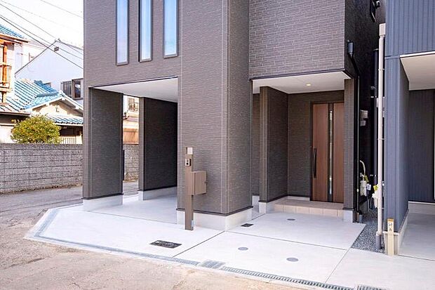 【【本分譲地に建築可能な建物プラン例】】雨の日も濡れずに玄関へ移動ができるよう、動線を考慮したインナーガレージ。木目調の玄関ドアを採用しました。《分譲地外:建物面積92.34m2、建物価格1600万円》