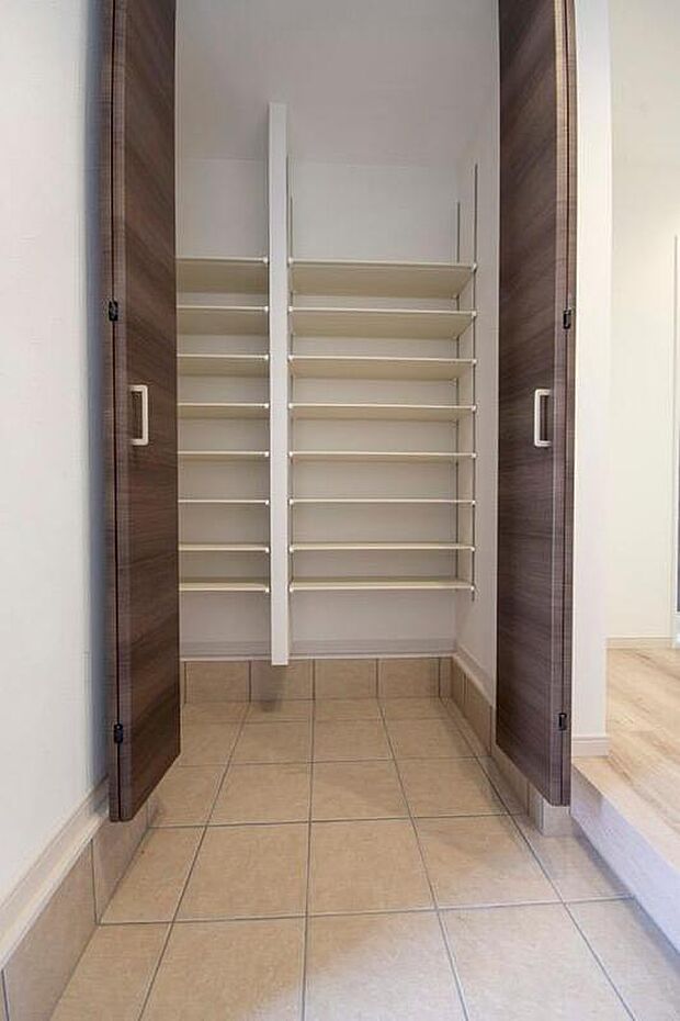 【【本分譲地に建築可能な建物プラン例】】ベビーカーなども収納可能な、大容量のシューズインクロークを設けました。可動式の棚を採用しています。《分譲地外:建物面積92.34m2、建物価格1600万円》