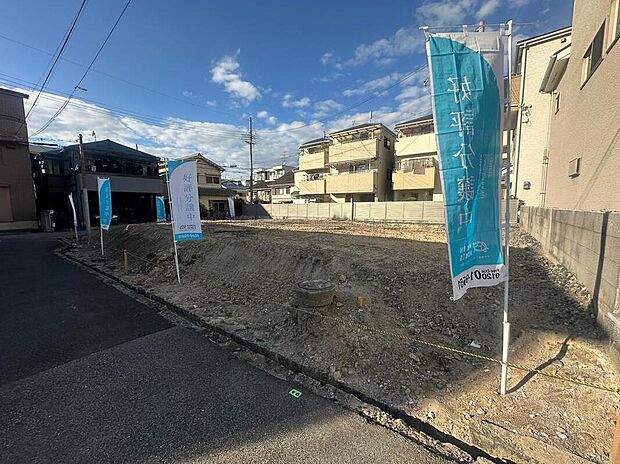 【【現地土地写真】】敷地全体を有効活用した、3階建ての住まいを建築可能◎日当りを考慮したLDKや豊富な収納スペースなど、お好みの間取りをプランニングできます。ぜひ、ご希望をお聞かせください。