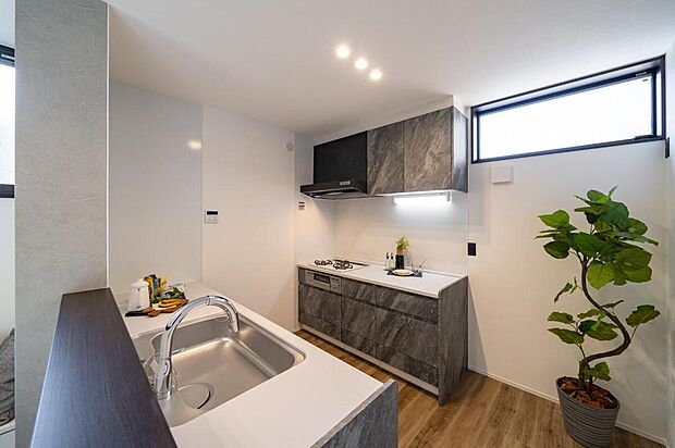 【【本分譲地に建築可能な建物プラン例】】空間を有効活用できるII型キッチンを採用。収納力も高く、昇降式の棚を備え、使い勝手の良い設計になっています。《分譲地外:建物面積85.23m2》