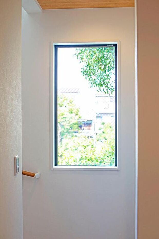 【【本分譲地に建築可能な建物プラン例】】3階へと向かう階段の登り口にFIX窓を設け、風景画のように外の自然がアーティスティックに見える演出をしました。《分譲地外:建物面積101.85m2、建物価格1740万円》