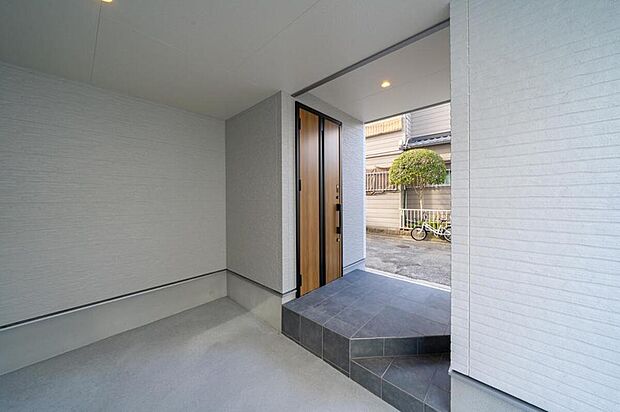 【 【本分譲地に建築可能な建物プラン例】】ガレージから直接玄関へ繋がる動線は、荷物の多い日や雨の日もスムーズに移動でき便利です。《分譲地外:建物面積105.69m2、建物価格1758万円》