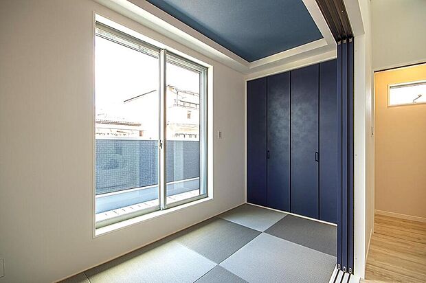 【【本分譲地に建築可能な建物プラン例】】3帖の和室は折り上げ天井に。窪み部分のクロスは建具と近似色のブルーを使用し、統一感を演出しています。《分譲地外:建物面積101.64m2、建物価格1736万円》