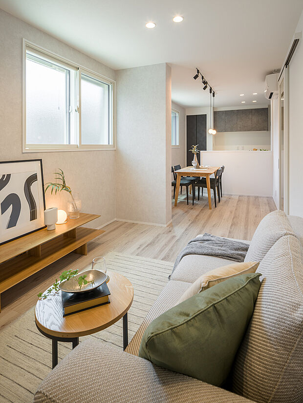 【【2号地・LDK】】2階に配置したLDKは、約16.4帖のゆったりとした広さです。飽きの来ないシンプルな内装のため、家具やグリーンを配置してお好みのリラックス空間に◎