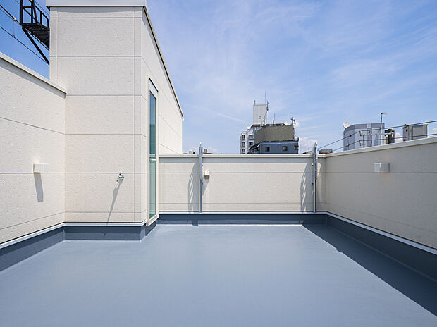 【【2号地・ルーフバルコニー】】洗濯干しスペースとしてはもちろん、リラックススペースとしても活用できるゆとりある広さ◎水栓付きで、お手入れもスムーズに行えます。