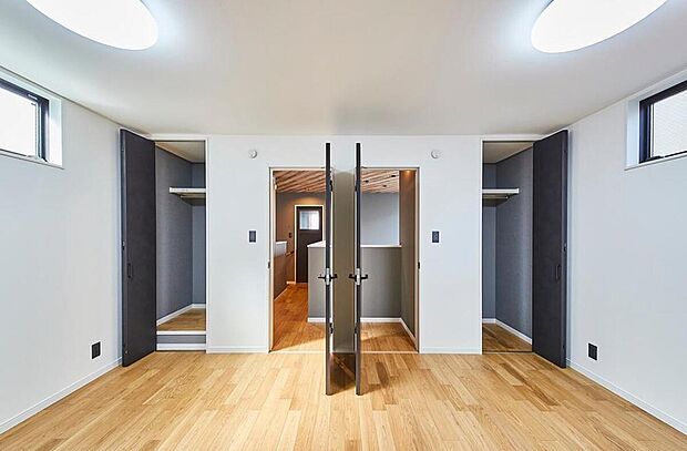 【【本分譲地に建築可能な建物プラン例】】ご家族の成長やライフスタイルに合わせて2部屋としても使える洋室です。扉や収納、窓をアシンメトリーに配置しました。《分譲地外:建物面積102.86m2、建物価格1847万円》