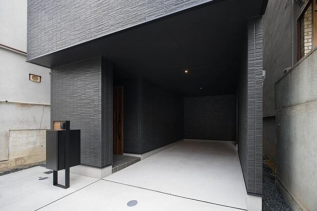 【【インナーガレージ】】1台分のインナーガレージ(車種による)付きの住まい。風雨から大切な車を守ることができ、天候の悪い日の乗り降りも楽に。荷物の出し入れもスムーズに行えそうです。