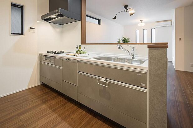 【【キッチン】】食器洗浄乾燥機や3口コンロなど、機能的な設備を搭載したキッチン。時短に繋がり、効率良く家事をすることができます。キッチン下部は引き出し収納で、奥まで見やすく、取り出しやすい仕様です。