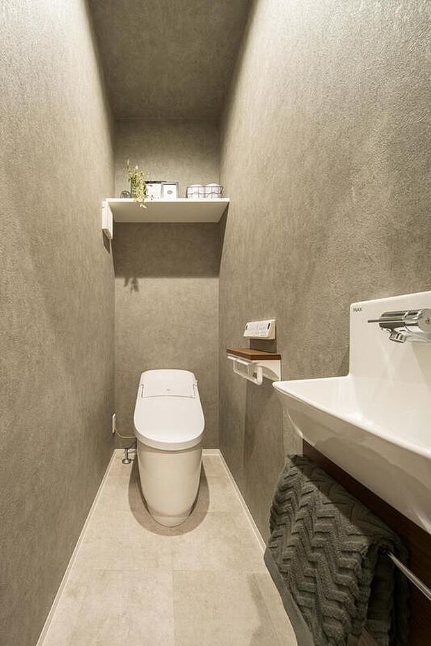 【【トイレ】】温水洗浄便座付きで快適に使用可能。トイレは1、2階に設置しており、順番待ちの心配も軽減されます。手洗い器付きで、手洗いはもちろん、掃除の際もその場ですぐに水を使うことができ便利です。