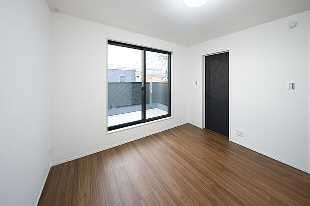 【【洋室】】3階、約6.1帖のバルコニーに出入り可能な洋室。ベッドも配置しやすい広さで、寝室としてもおすすめ。WICが備わっています。シンプルな内装のため、お好みのテイストで空間作りを楽しめそうです。