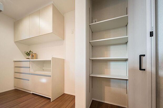 【【パントリー】】食料品や日用品のストック収納に便利なパントリーが備わっています。棚板は可動式で、用途に合わせて調節可能。扉付きのため生活感を抑えることができ、お部屋をきれいに保てます。