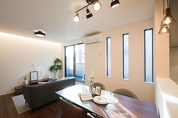 【【LDK/約14.7帖】】バルコニーから陽光が差し込む、明るいLDK。ソファやダイニングセットなど、大きめの家具を配置してもゆとりのある広さです。ご家族団らんのひとときを、ゆったりと過ごすことができま