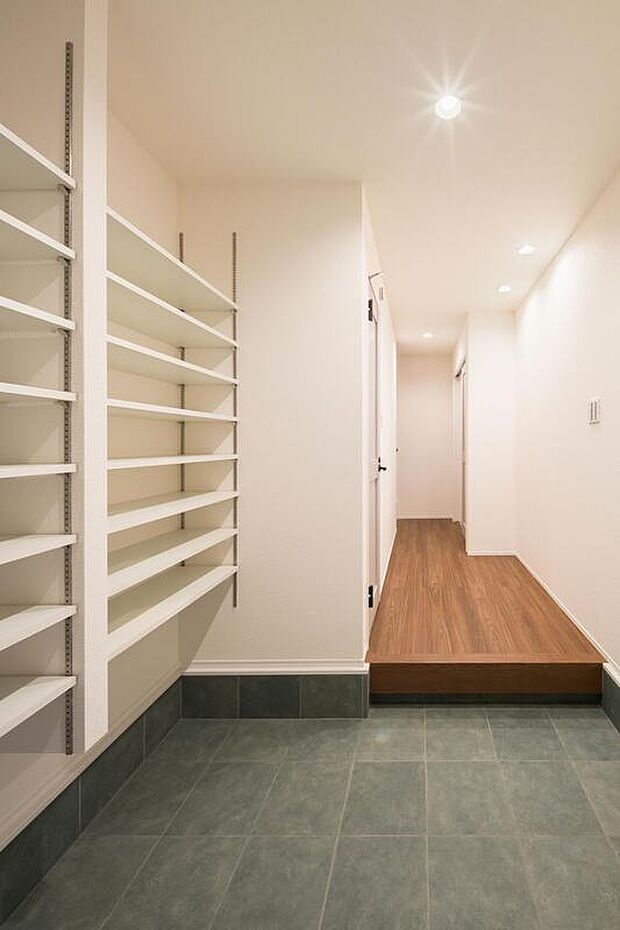 【【玄関】】ゆとりのある広さの玄関には、収納力のあるオープンタイプのシューズボックスが備わっています。ご家族皆様の履物をまとめて収納でき、玄関をすっきりと保つことができます。