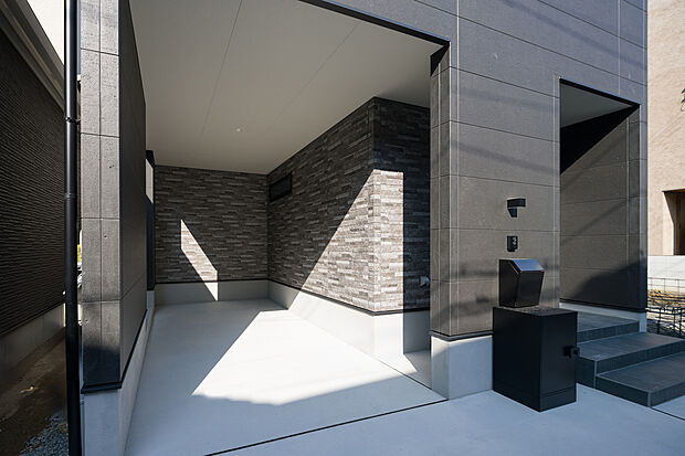 【【駐車場】】雨や直射日光が当たりにくいインナーガレージ仕様。雨天でもスムーズなカーライフが叶います。バイク置場や駐輪スペースとしての活用も可能です。