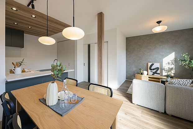 【【内装写真(LDK)】】柱やキッチン部分の天井は木目を活かしたデザインに。空間に温かみをもたらし、視覚的なアクセントにもなっています。