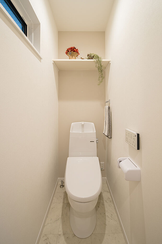 【【トイレ/3号地】】トイレは1階と2階に設置しておりますので、朝の忙しい時間帯や来客時にもスムーズに使用できます。温水洗浄便座付きのため、一年を通じて快適に利用できます。