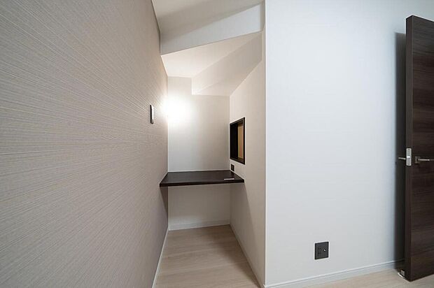 【【本分譲地に建築可能な建物プラン例】】1階洋室には、ニッチや照明付きのカウンタースペースを設けており、仕事や勉強など多用途に使用できます。《分譲地外:建物面積89.10m2、建物価格1662万円》