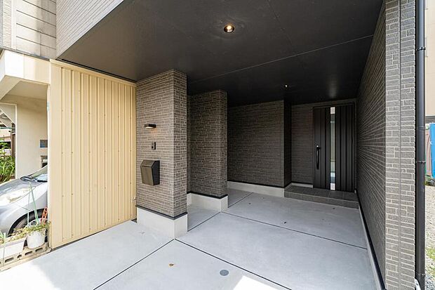 【【本分譲地に建築可能な建物プラン例】】車1台分のインナーガレージ有。玄関ドアがガレージ内にあるため、悪天候の日も慌てずに外出の準備ができます。《分譲地外:建物面積89.10m2、建物価格1662万円》