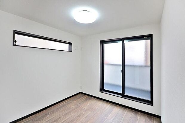 【【本分譲地に建築可能な建物プラン例】】個室でよりリラックスして過ごせるよう、可能なところは2面採光にするなど、窓の配置や種類にも工夫を凝らしています。《分譲地外:建物面積101.25m2、建物価格1818万円》