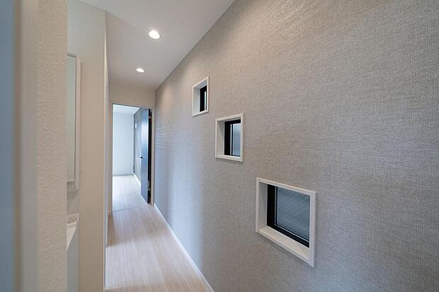 【【本分譲地に建築可能な建物プラン例】】暗くなりがちな廊下に小窓を設け、採光を確保。遊び心のあるスクエア型の小窓が動きのある空間を演出しています。《分譲地外:建物面積89.10m2、建物価格1662万円》