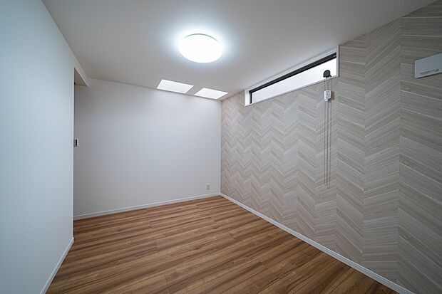 【【本分譲地に建築可能な建物プラン例】】トップライト(天窓)を設け、明るさと開放感がある主寝室。朝に気持ちよく目が覚めそうな、優しい配色の空間です。《分譲地外:建物面積90.72m2、建物価格1672万円》