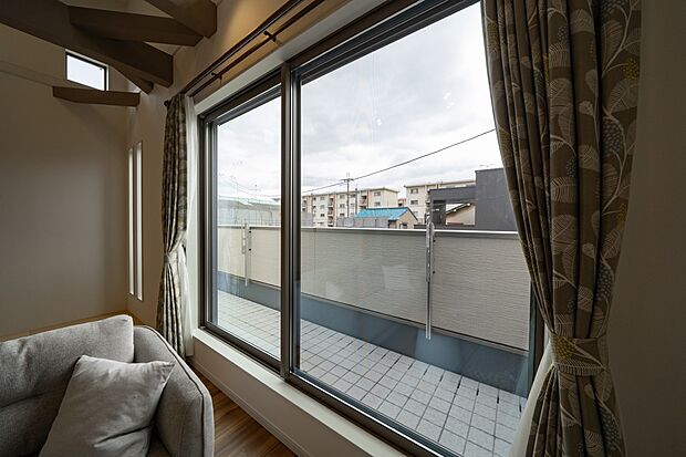 【【本分譲地に建築可能な建物プラン例】】家の幅いっぱいのバルコニー。大開口の掃き出し窓から、たくさんの光をリビングに取り込むことができます。《分譲地外:建物面積90.72m2、建物価格1672万円》