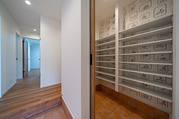 【【本分譲地に建築可能な建物プラン例】】ベビーカーやペットのお散歩道具の収納にも便利なSIC。可動式の棚を採用しており、効率良く収納いただけます。《分譲地外:建物面積90.72m2、建物価格1672万円》