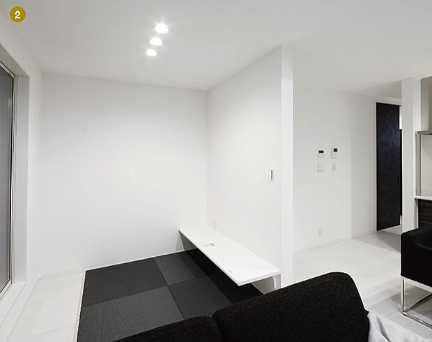 【【本分譲地に建築可能な建物プラン例】】LDKに設けた畳スペース。作り付けのカウンターで勉強や読書を楽しんだり、畳に寝転んだりと多用途に利用可能。《分譲地外:建物面積91.12m2、建物価格1674万円》