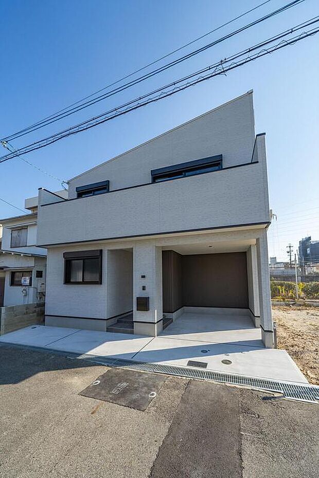 【【本分譲地に建築可能な建物プラン例】】青空によく映えるホワイトカラーの爽やかなデザイン。片流れ屋根が際立つ、印象的な外観に仕上がりました。《分譲地外:建物面積102.46m2、建物価格1841万円》