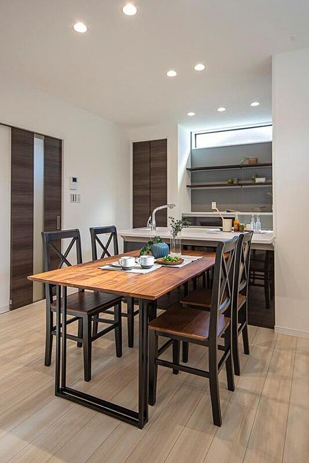 【【本分譲地に建築可能な建物プラン例】】キッチンにはグレーのクロスを使用。カウンターは見せる収納として使うことで、オリジナルな空間を作れます。《分譲地外:建物面積101.25m2、建物価格1818万円》